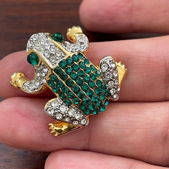 Vintage Jewelry - 1980s emerald green crystal diamond gold tone metal small frog brooch pin